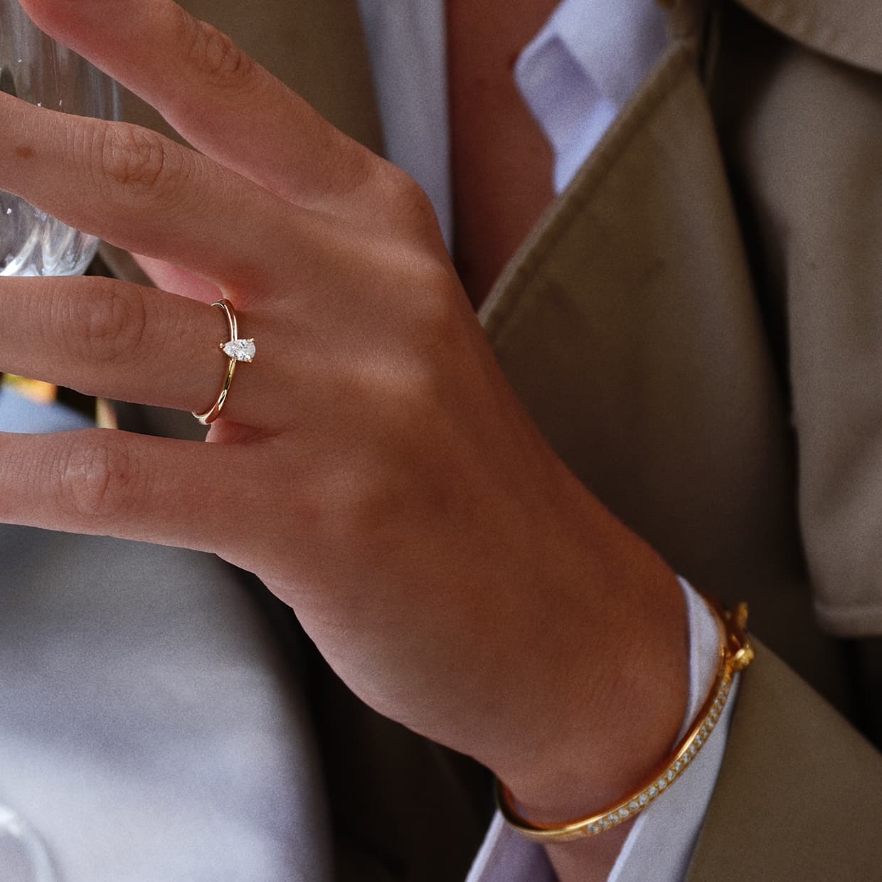 Como solitaire pære cut diamant forlovelsesring i guld