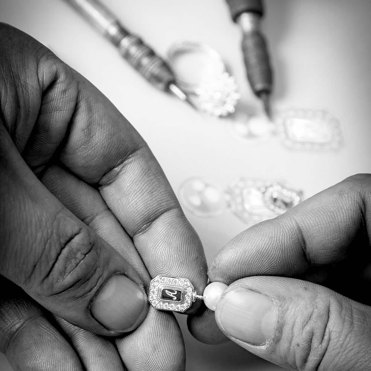 A øreringe med ferskvandsperler