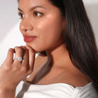 Isadora rund safir forlovelsesring med dobbelt diamant halo i guld