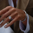 Loving dobbelt diamant halo forlovelsesring med pæreformet safir