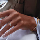 Oxford hvid halo ring med round cut i guld