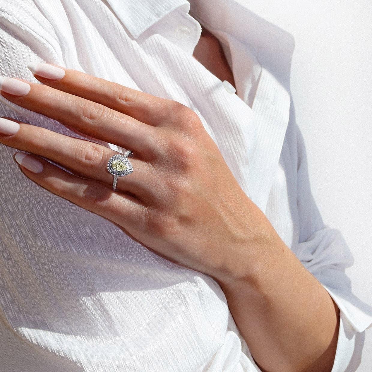 Verlovingsring met Gel Pear Cut Saffier en Dubbele Halo Diamanten in
